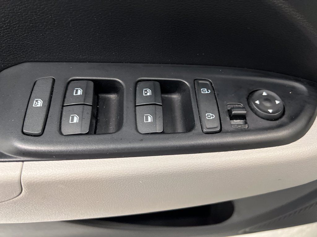 Used 2025 Hyundai Venue SEL FWD image 15