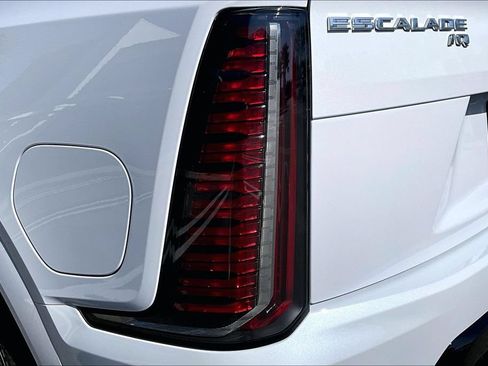 New 2026 Cadillac Escalade IQ Luxury 2 w/ LPO, Floor Liner Package AWD/4WD image 15