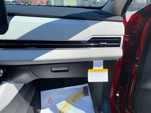 New 2025 Mitsubishi Outlander SE image 28