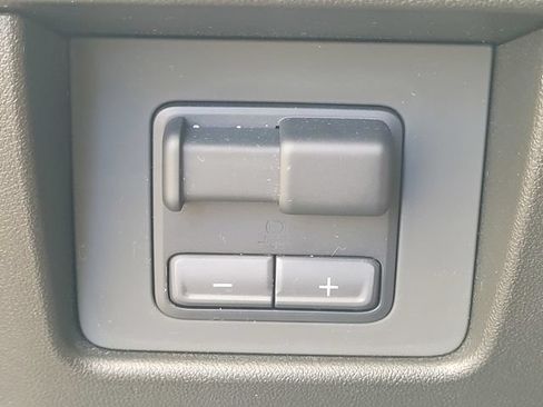 Used 2025 Chevrolet Colorado Z71 AWD/4WD image 32