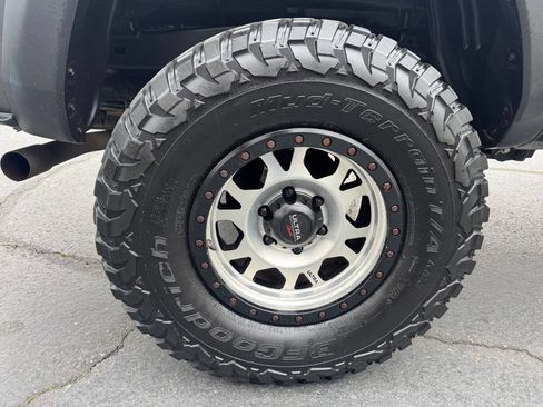 Used 2018 Toyota Tacoma TRD Off-Road w/ Technology Package image 21