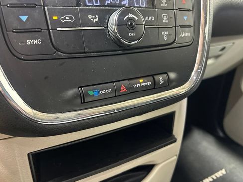 Used 2014 Chrysler Town & Country Touring FWD image 29