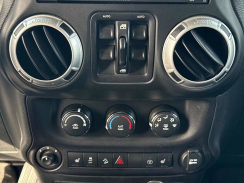 Used 2015 Jeep Wrangler Unlimited Rubicon image 22