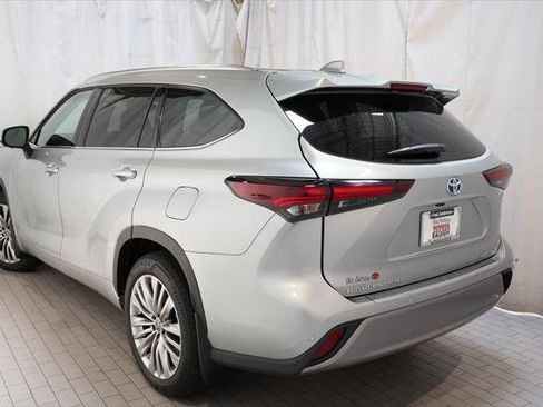 Certified 2024 Toyota Highlander Platinum AWD/4WD image 4