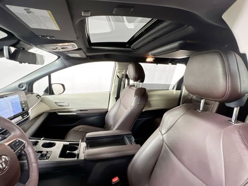 Used 2024 Toyota Sienna Platinum image 21