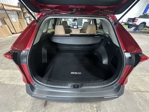 Used 2019 Toyota RAV4 LE w/ Carpet Mat Package FWD image 25