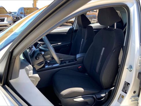 Used 2025 Hyundai Elantra Hybrid FWD image 8