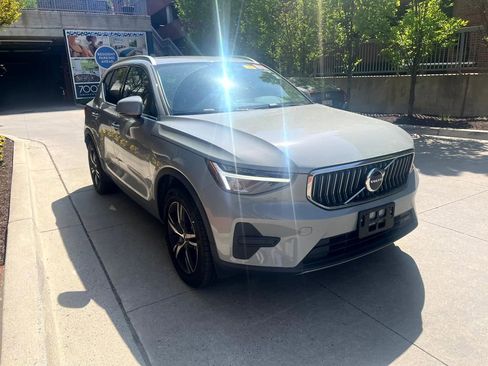 Used 2025 Volvo XC40 B5 Core image 3