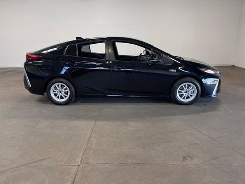 Used 2021 Toyota Prius Prime LE image 2