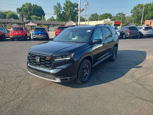 Used 2025 Honda Pilot TrailSport image 2