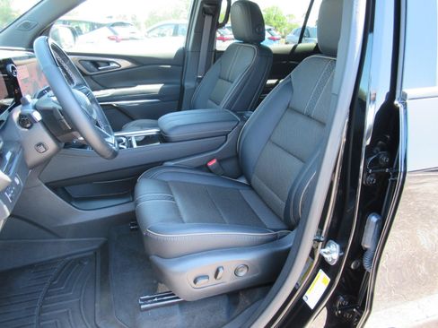 Used 2025 Chevrolet Traverse High Country FWD image 18