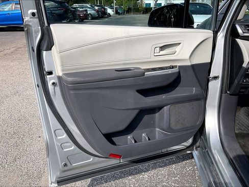 Used 2021 Toyota Sienna LE w/ LE Plus Package AWD/4WD image 2