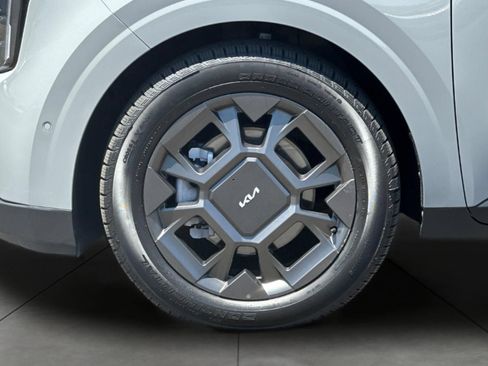 Certified 2025 Kia Carnival SX FWD image 32