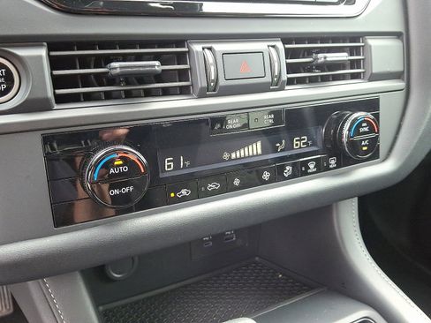 Used 2024 Nissan Pathfinder S image 16