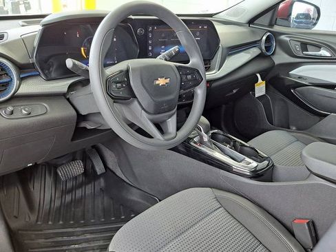 Used 2025 Chevrolet Trax LT FWD image 9