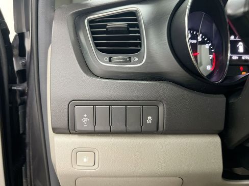 Used 2017 Kia Sedona LX w/ LX Essentials Premium Package image 18