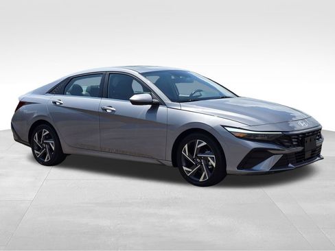 Used 2025 Hyundai Elantra SEL FWD image 4