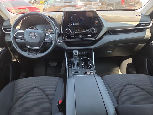 Used 2024 Toyota Highlander LE AWD/4WD image 21