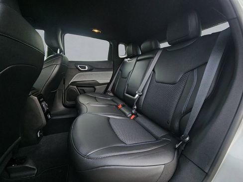 Certified 2025 Jeep Compass Latitude image 13