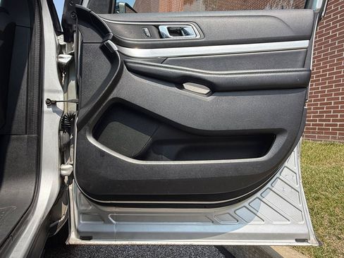 Used 2017 Ford Explorer XLT w/ Equipment Group 202A AWD/4WD image 38