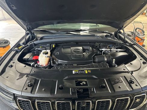 Used 2023 Jeep Grand Cherokee Overland w/ Adv Protech Group III AWD/4WD image 10
