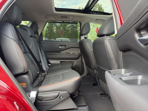 New 2026 Nissan Pathfinder Platinum image 19