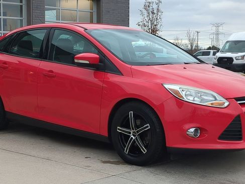 Used 2014 Ford Focus SE w/ SE Sport Package image 9