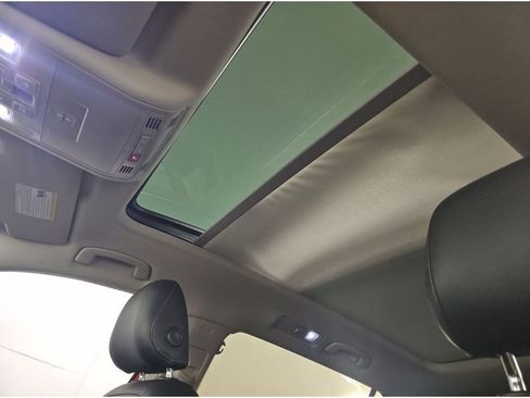 Used 2018 Volkswagen Tiguan SE w/ Panoramic Sunroof Package image 12