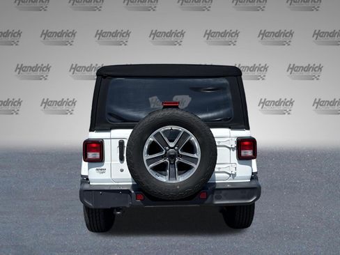 Used 2018 Jeep Wrangler Unlimited Sahara AWD/4WD image 8