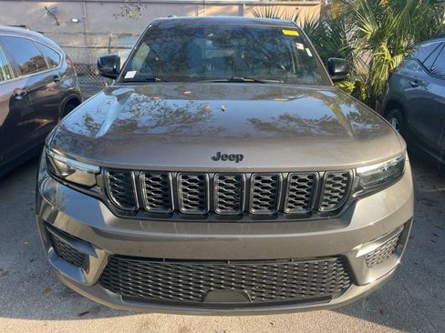 Used 2022 Jeep Grand Cherokee Altitude image 2