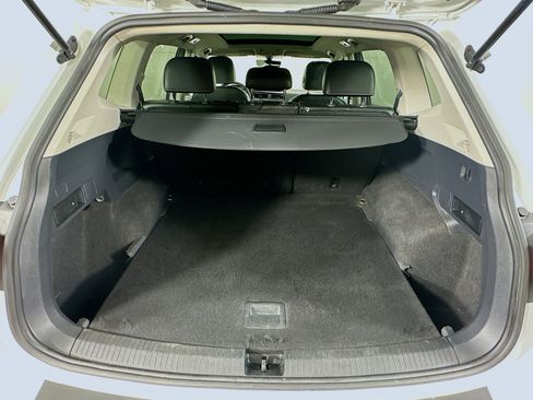 Used 2021 Volkswagen Tiguan SE w/ Panoramic Sunroof Package image 29