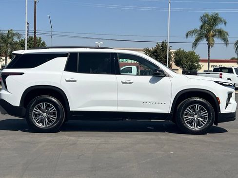 Used 2025 Chevrolet Traverse LT FWD image 3