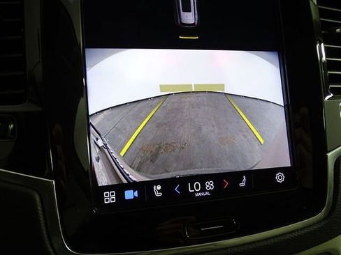 Used 2023 Volvo XC90 B6 Plus image 10