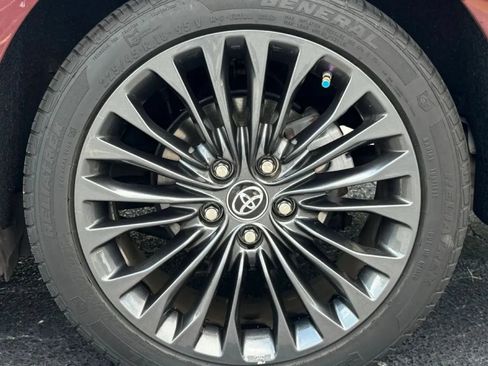 Used 2018 Toyota Avalon Touring FWD image 3