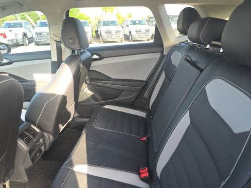 Used 2022 Volkswagen Taos SEL w/ Panoramic Sunroof Package FWD image 8