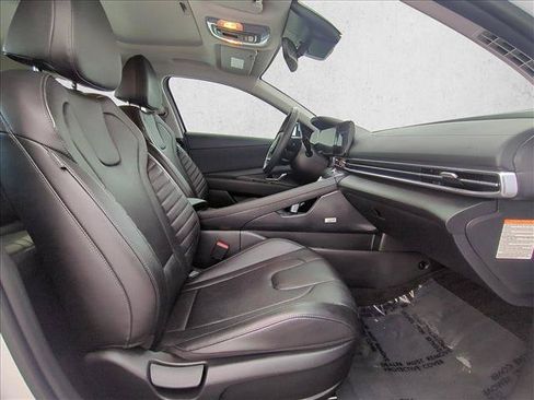 Certified 2025 Hyundai Elantra Limited FWD image 25