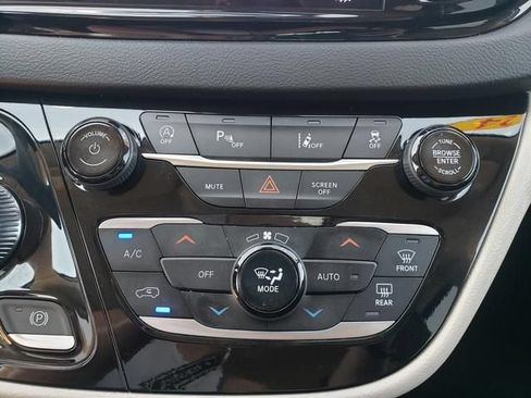 Used 2024 Chrysler Pacifica Touring-L FWD image 23