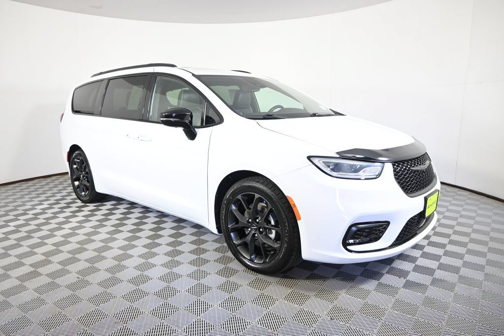 Used 2025 Chrysler Pacifica Limited FWD image 9