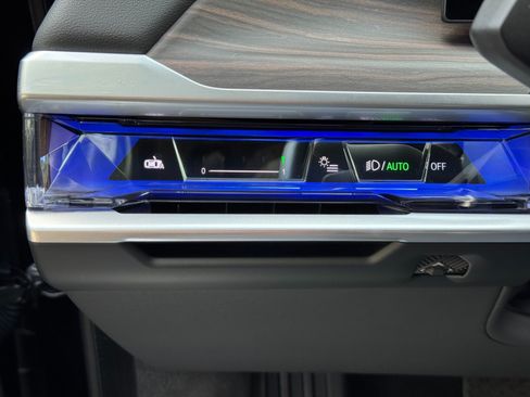 Used 2023 BMW i7 xDrive60 w/ Executive Package 2 AWD/4WD image 19