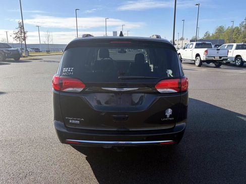 Used 2018 Chrysler Pacifica Limited w/ Tire & Wheel Group image 4