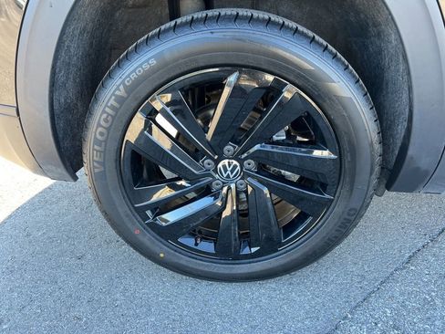 Used 2023 Volkswagen Atlas Cross Sport SE w/ Panoramic Sunroof Package image 8