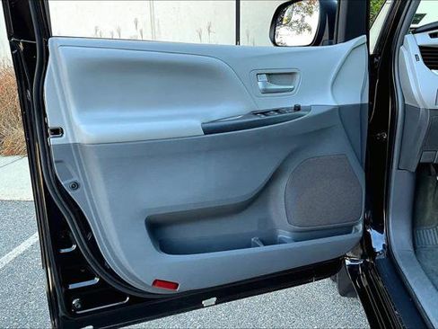 Certified 2017 Toyota Sienna LE image 21