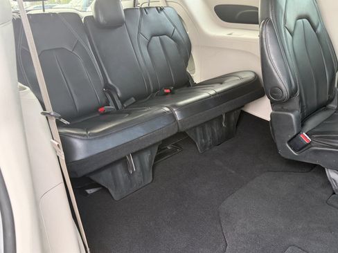 Used 2024 Chrysler Pacifica Touring-L FWD image 18