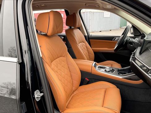 Used 2025 BMW X7 xDrive40i w/ Premium Package image 9