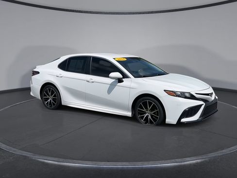 Used 2023 Toyota Camry SE FWD image 2