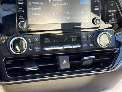 Used 2022 Toyota Highlander XLE image 22
