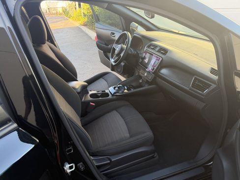 Used 2020 Nissan Leaf SV w/ SV Technology Package FWD image 12