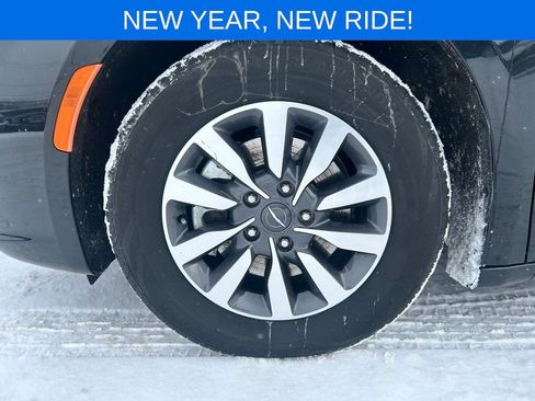 Used 2023 Chrysler Pacifica Touring-L image 50