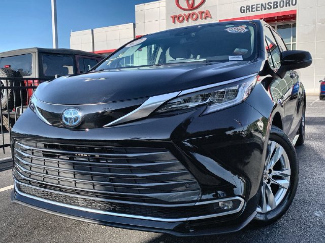 Used 2023 Toyota Sienna Limited FWD image 1