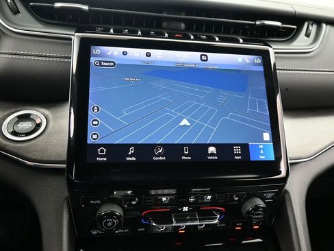 Used 2024 Jeep Grand Cherokee Overland w/ Luxury Tech Group IV image 20